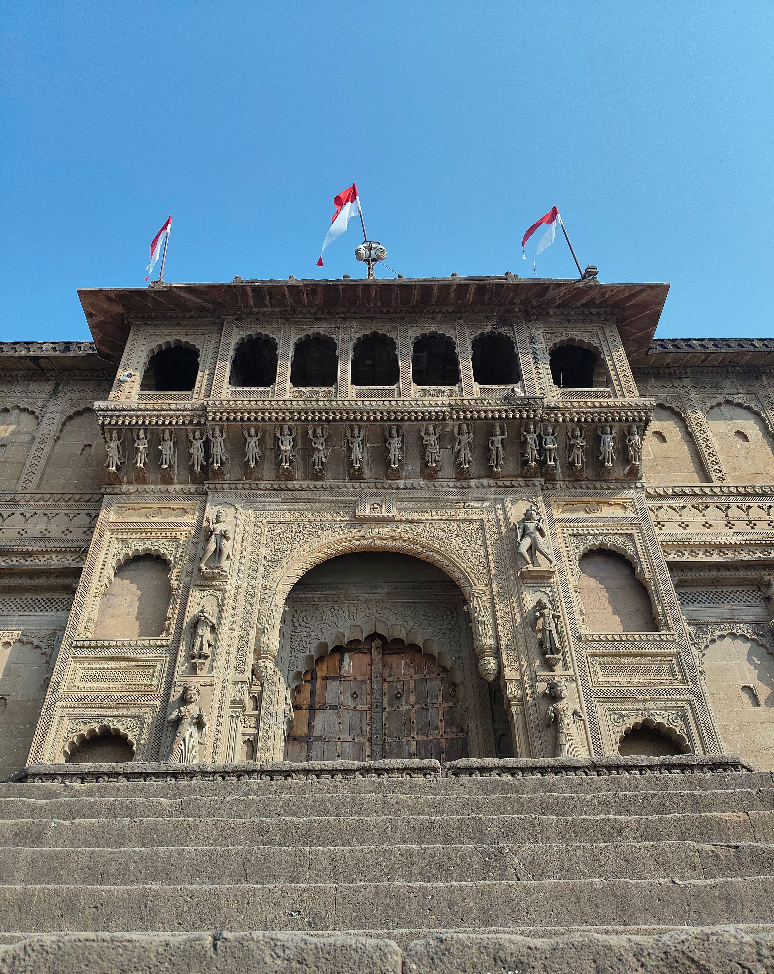 Maheshwar location and significance - Ahilya Fort and Narmada riverfront in Madhya Pradesh