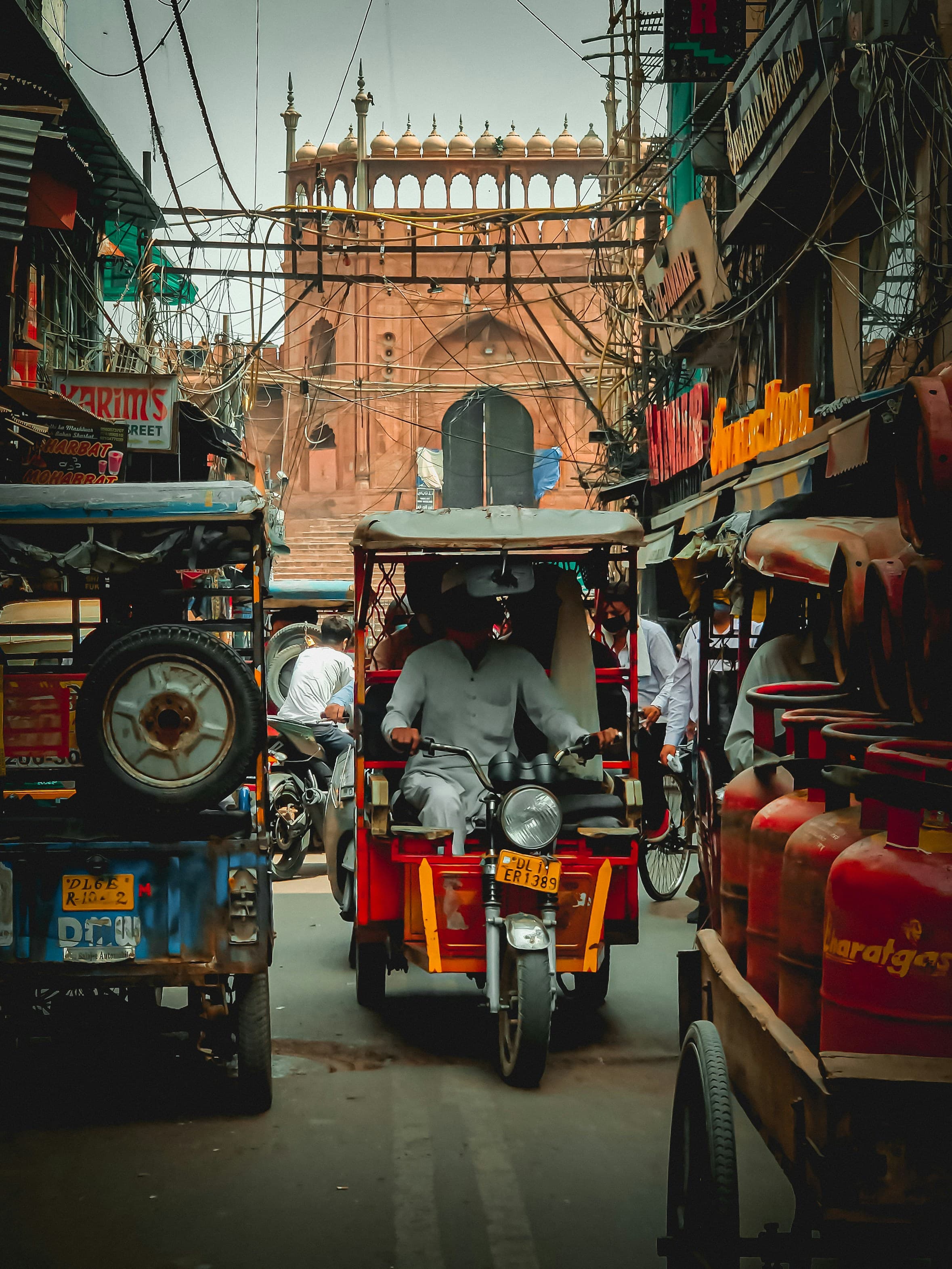 Delhi sightseeing tour featuring India Gate Red Fort Qutub Minar and historic landmarks