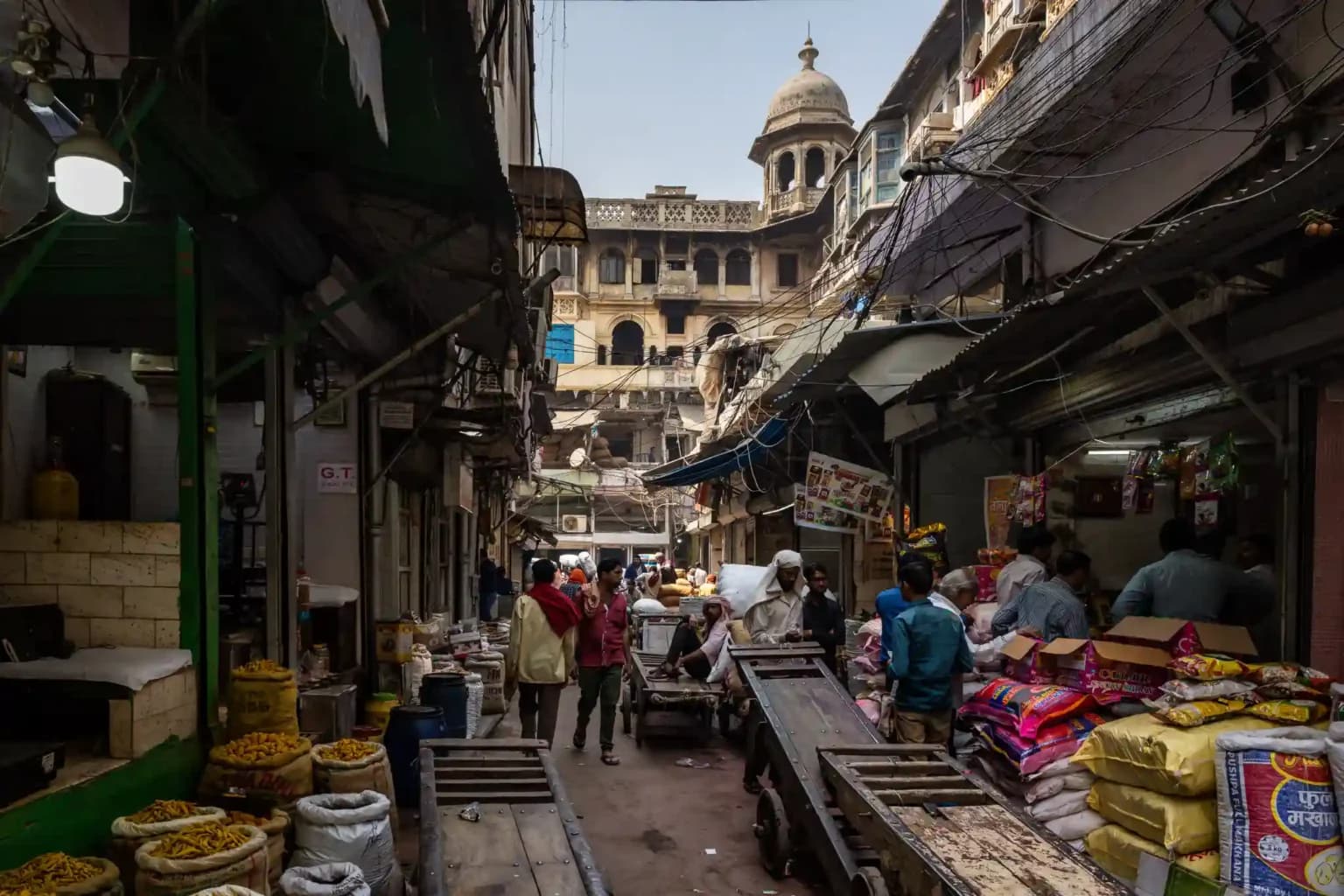 Delhi sightseeing tour featuring India Gate Qutub Minar Red Fort and heritage attractions