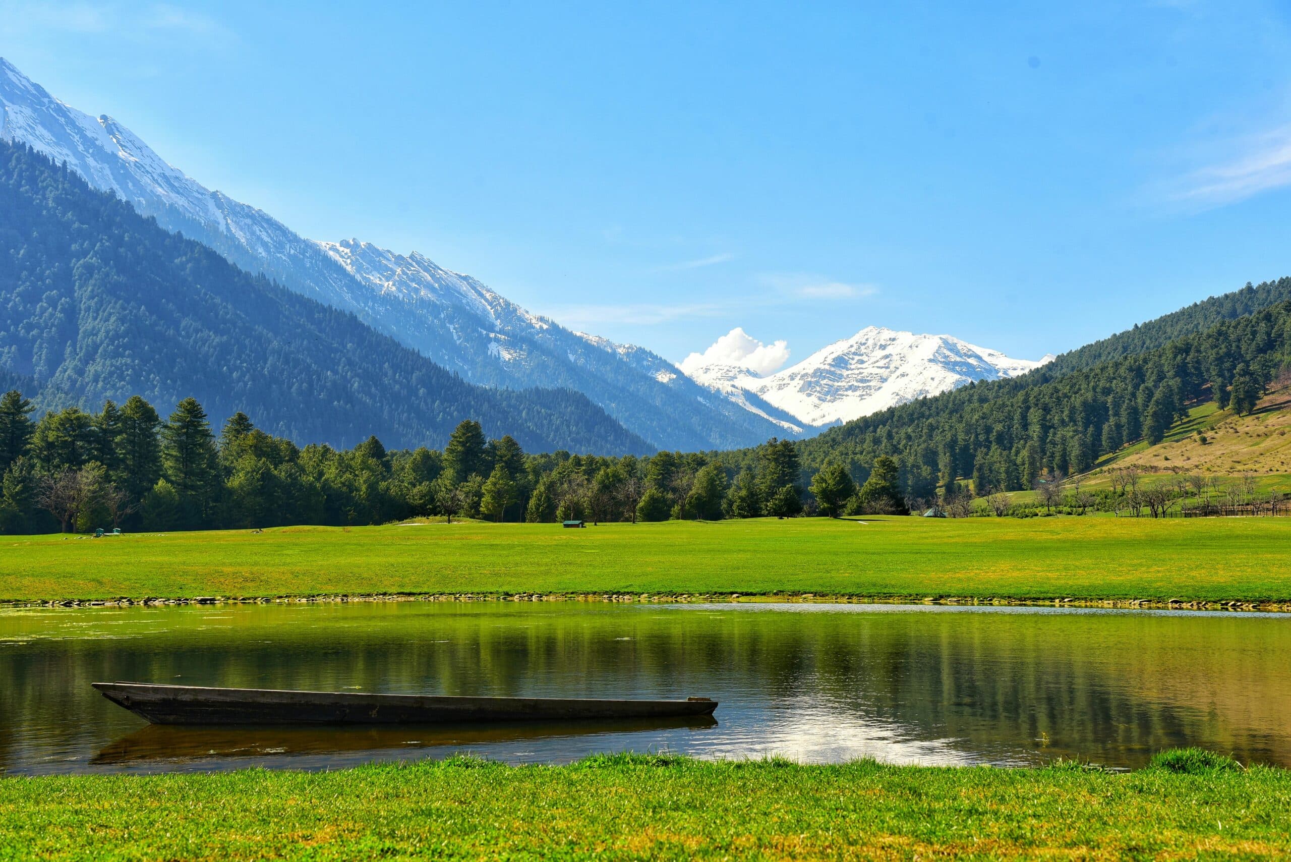 Kashmir tour package featuring Dal Lake houseboats snow-capped mountains and scenic valleys