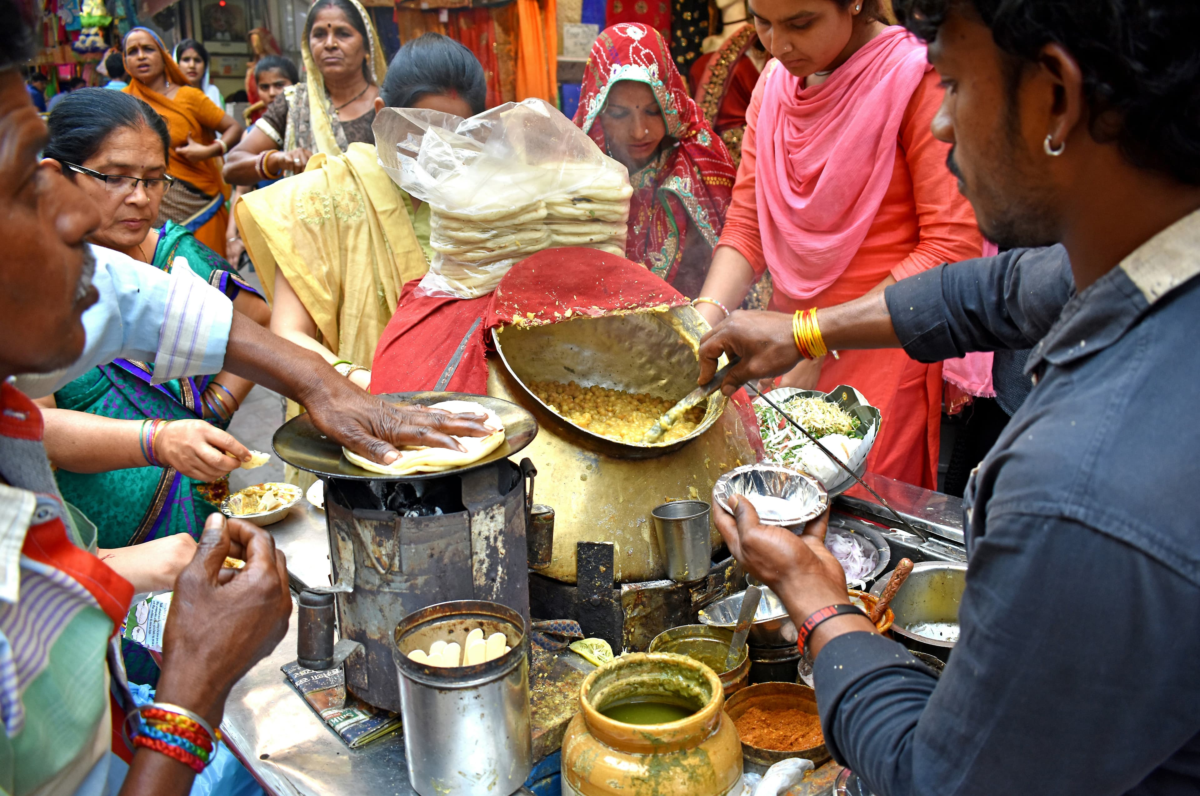 Exploring Delhi's vibrant food market and local culinary culture