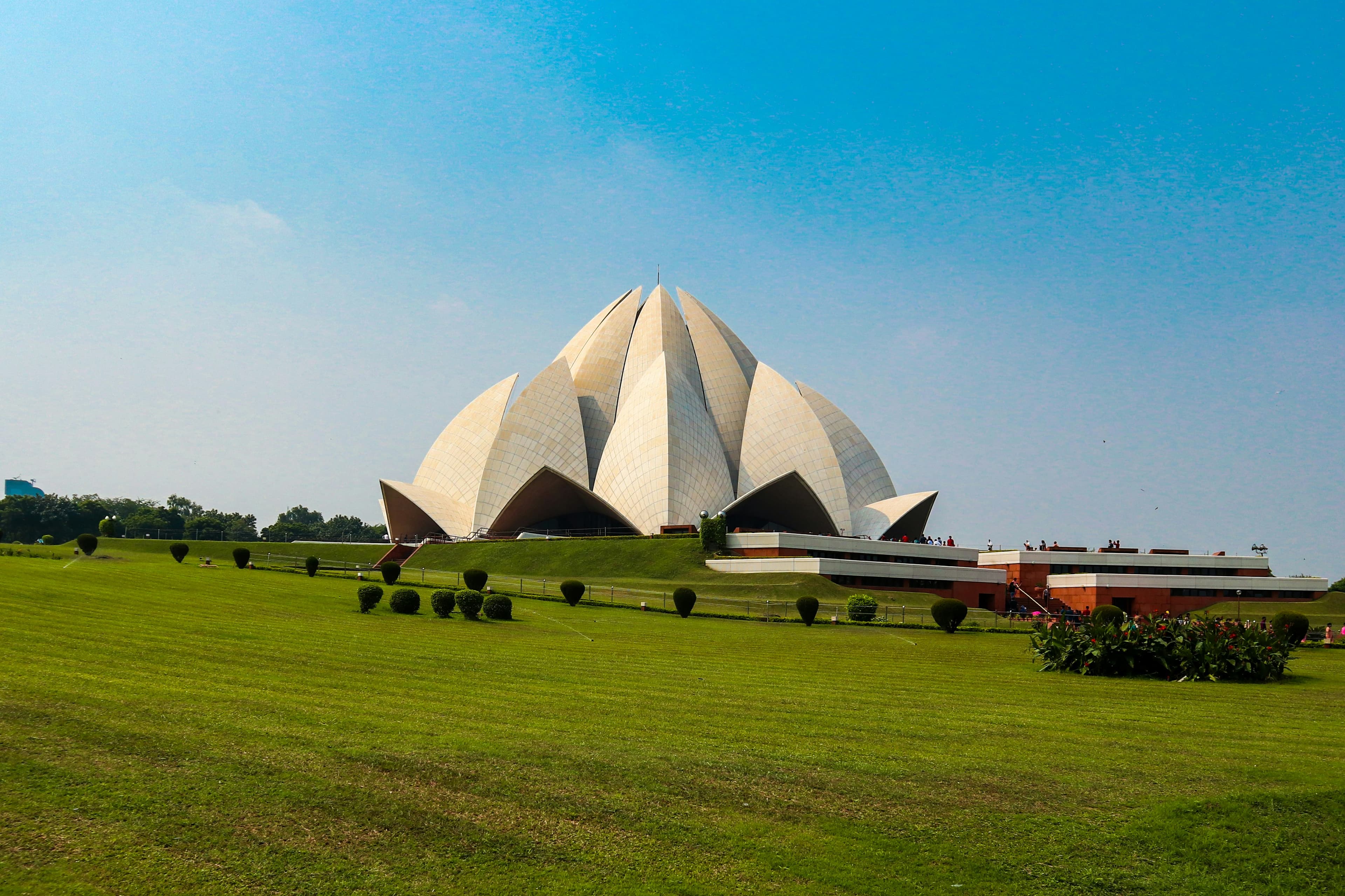 Delhi sightseeing tour featuring India Gate Red Fort Qutub Minar and historic landmarks