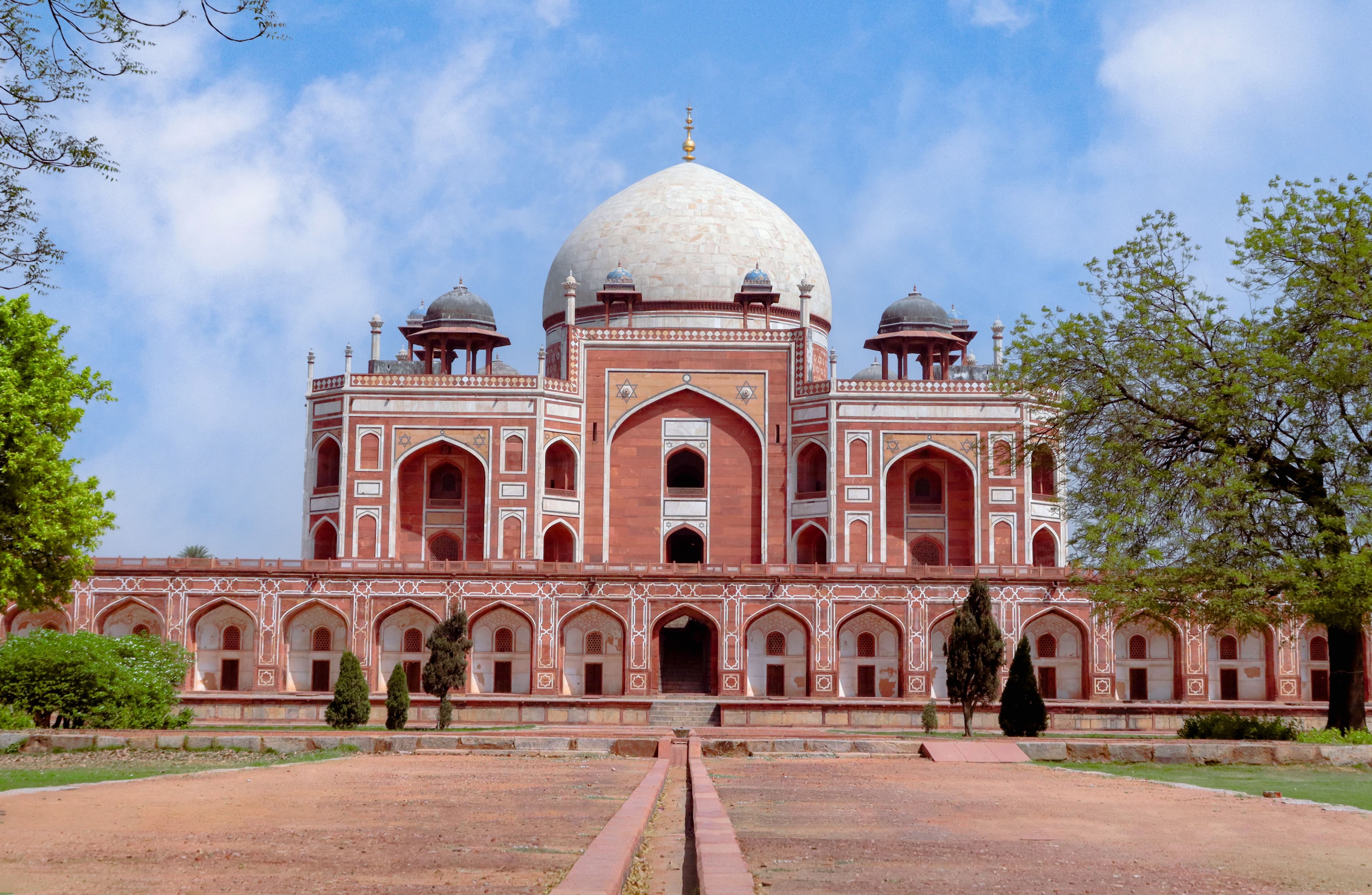 India Gate and luxury experiences in Delhi