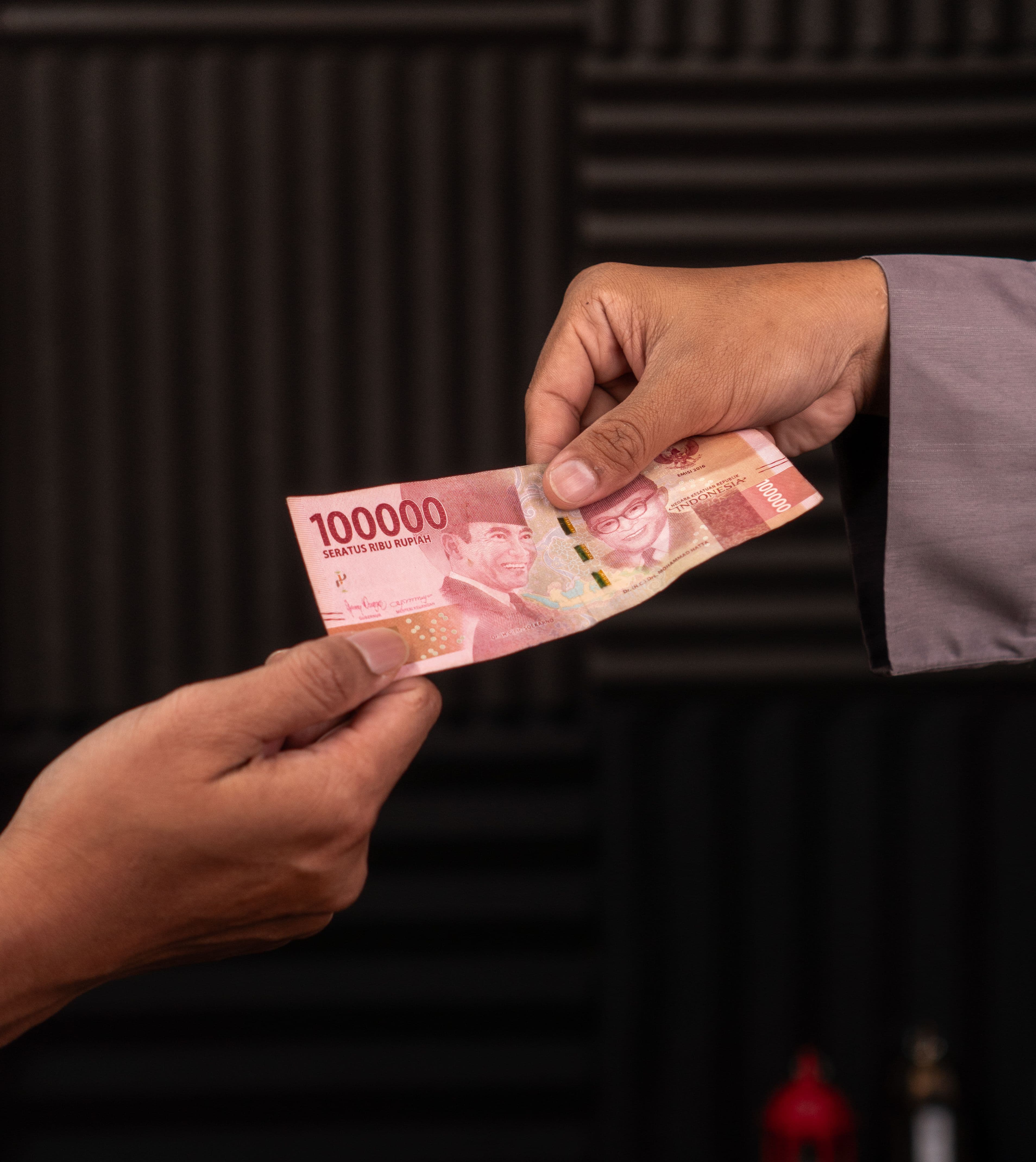 Currency Exchange: Airports, Banks & Authorized Dealers