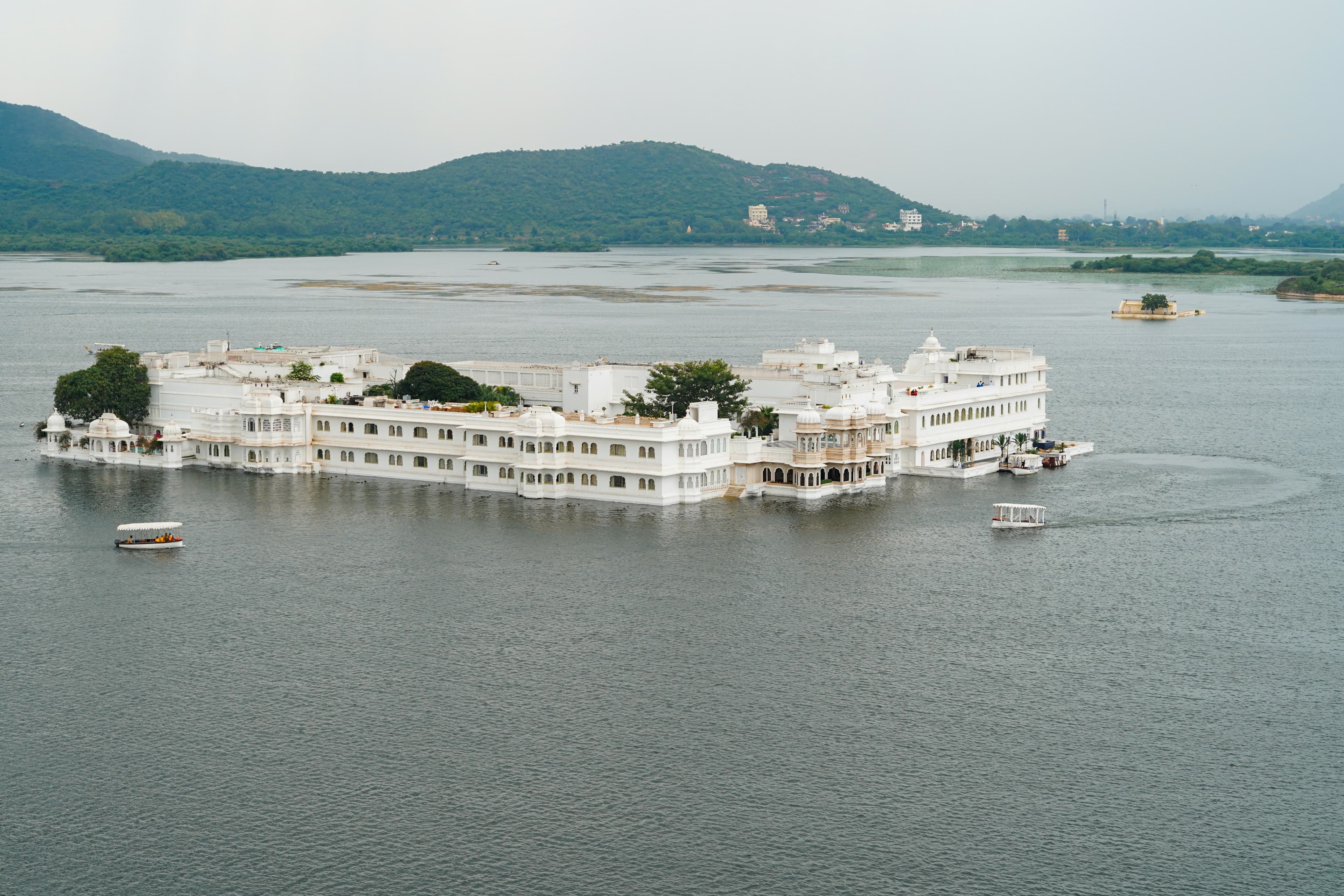 Udaipur City of Lakes - travel guide with palaces and Lake Pichola