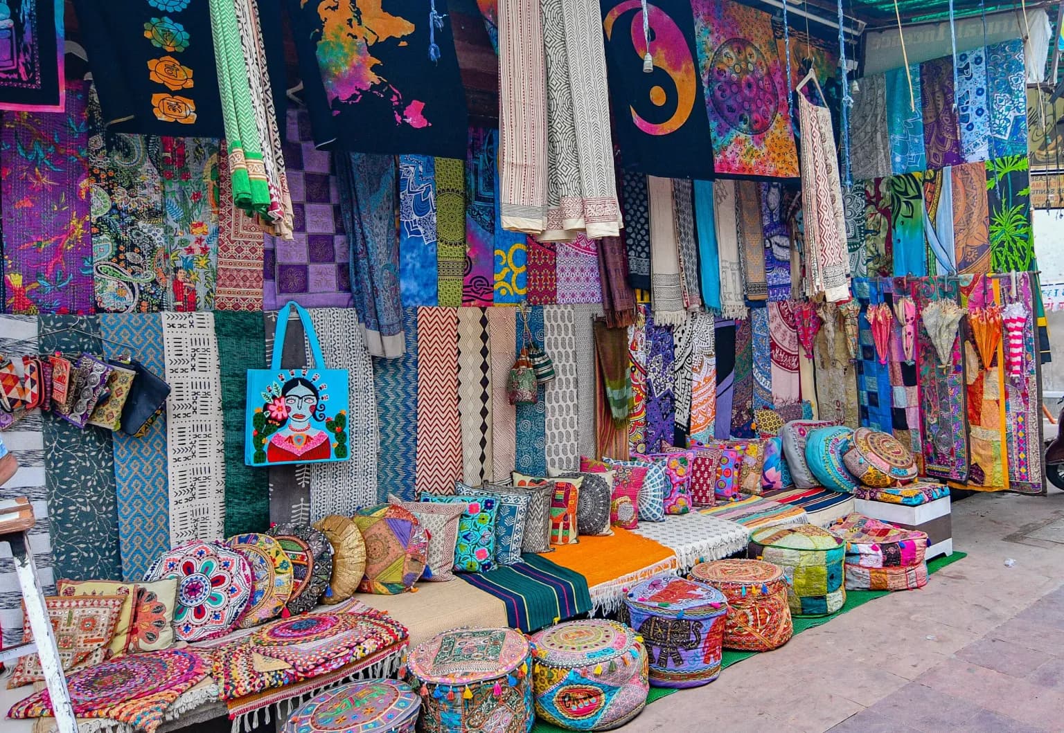 Pushkar Bazaar - Rajasthani textiles jewellery and shopping