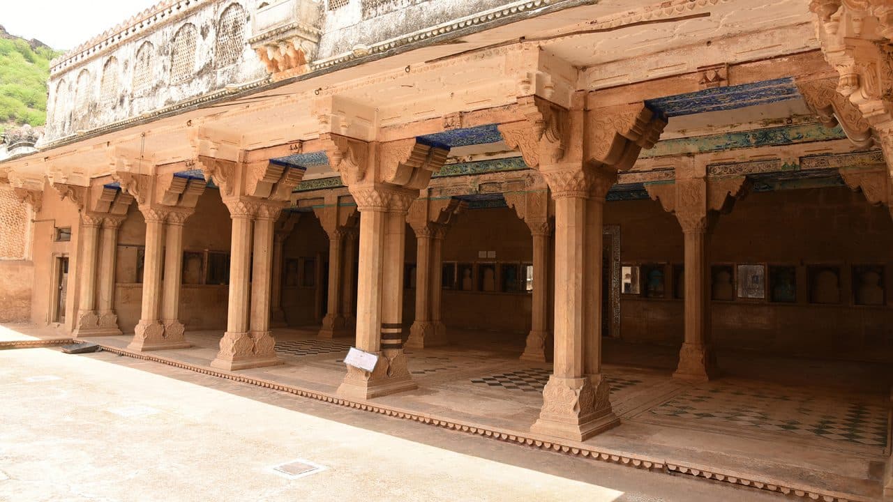 Bundi travel guide - forgotten blue kingdom with Taragarh Fort and stepwells