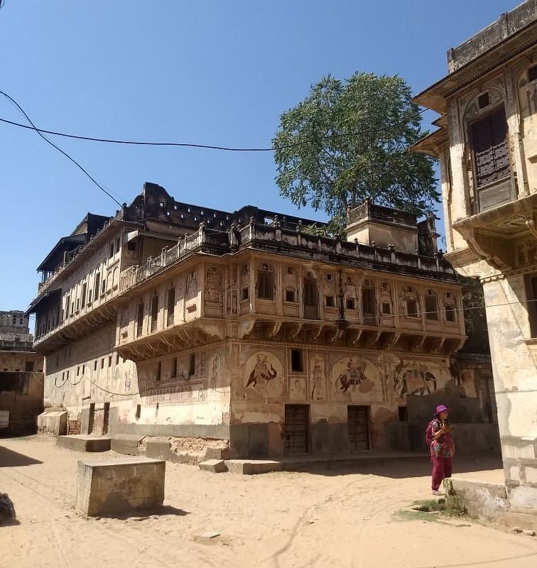 Aath Haveli Complex