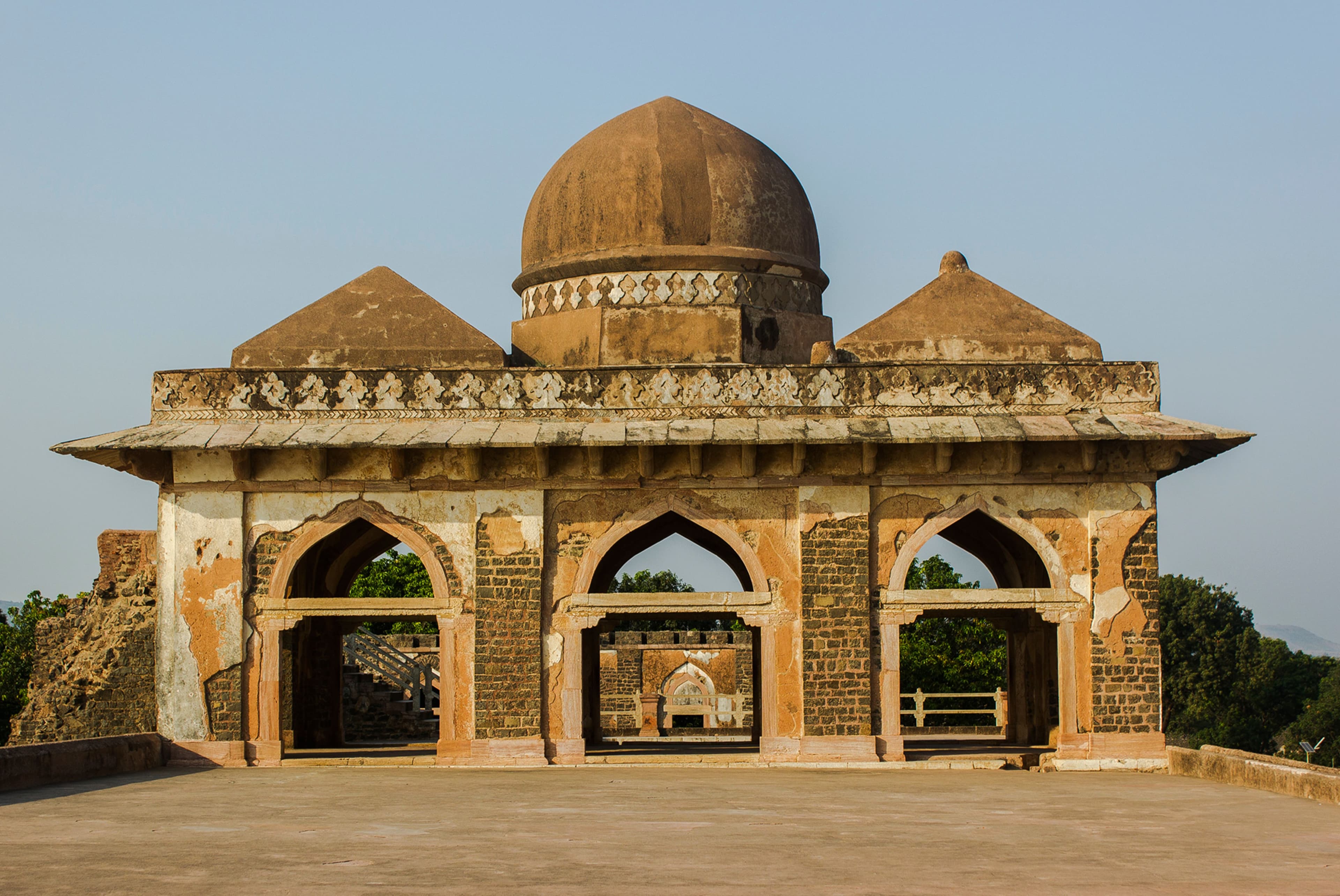 Mandu heritage stays - Jahaz Mahal and romantic ruins