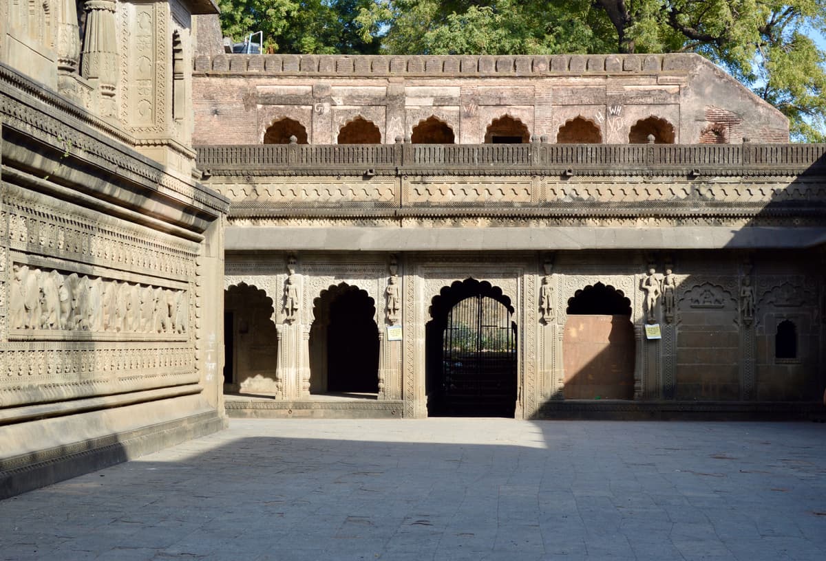 Maheshwar Heritage Travel Guide: Royal Palaces, Narmada Ghats & Timeless Culture