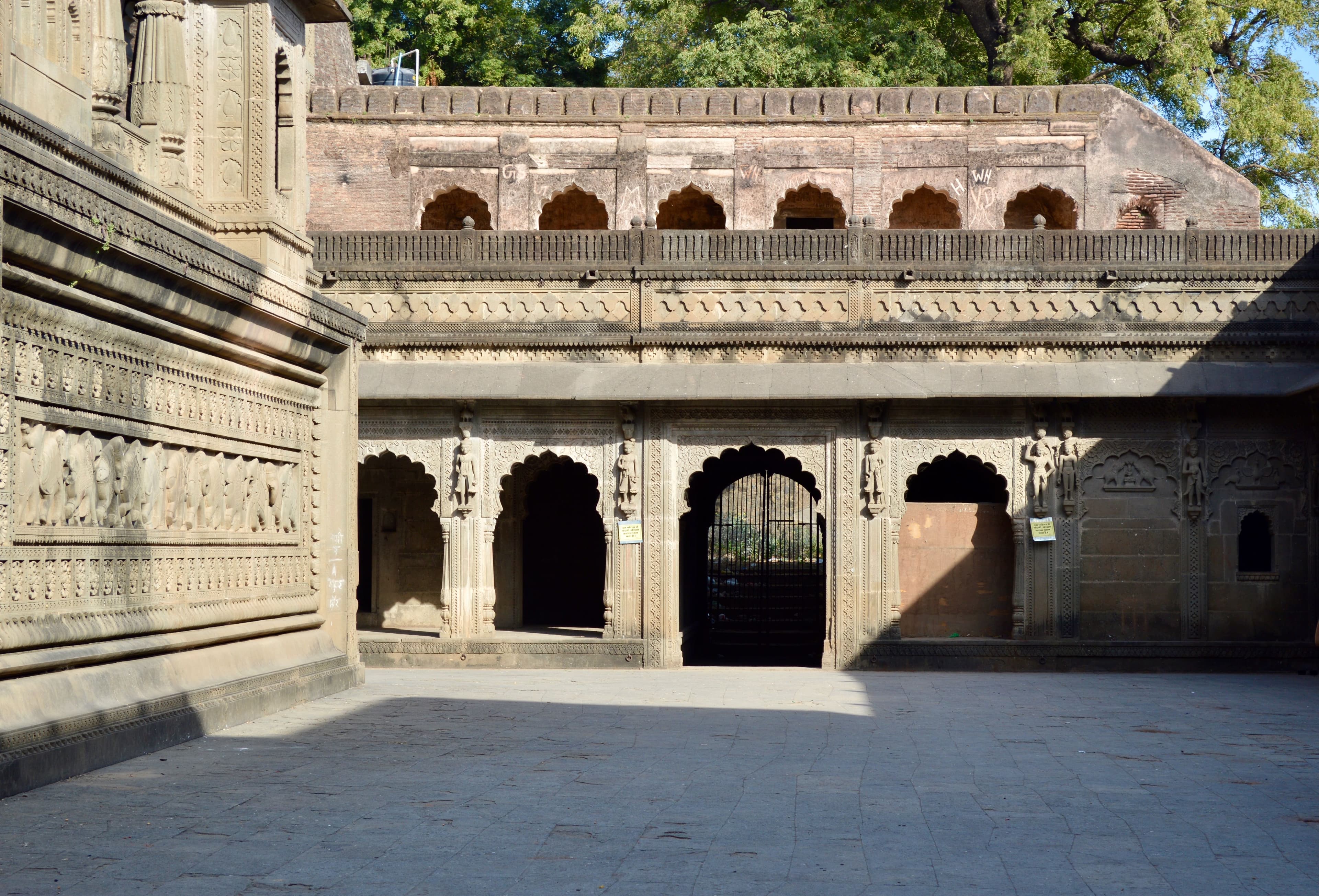 Maheshwar Heritage Travel Guide: Royal Palaces, Narmada Ghats & Timeless Culture