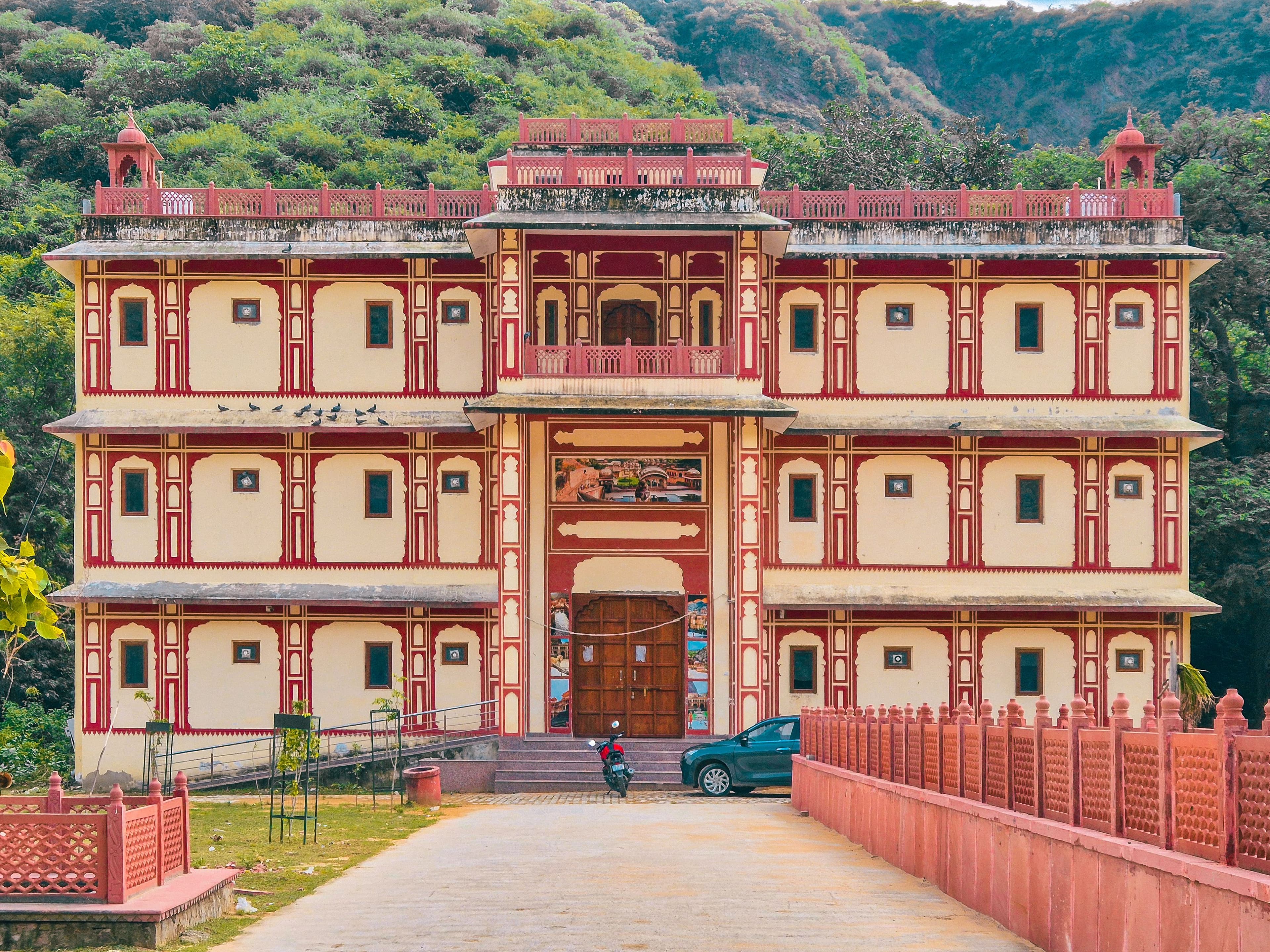 Where to stay in Ranthambore - heritage hotels and luxury jungle camps